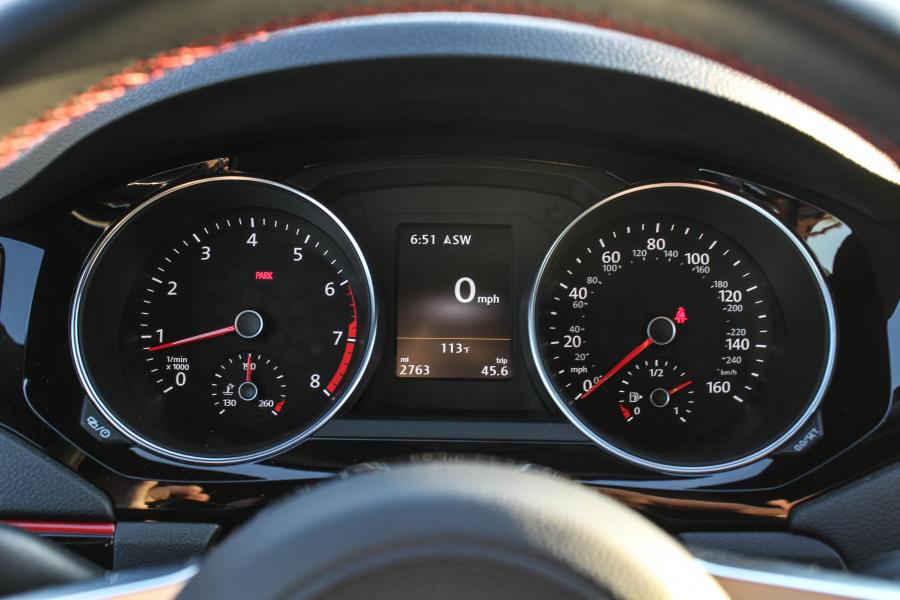 Панель приборов Volkswagen Jetta GLI (Typ 1B) 2015 года  (NA) (фото 17 из 40)